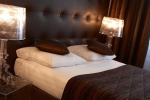 Cama ou camas em um quarto em Hotel Suisse