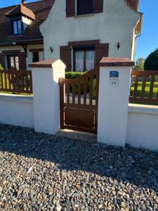 une maison avec une porte en bois et une clôture dans l'établissement CHEZ MARIA ET JOSE, à Coucy-le-Château-Auffrique 11 autres photos