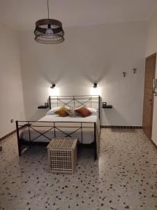 um quarto com uma cama com um gato deitado sobre ela em L'OLIVA CONTESA - alloggio turistico - la ROSSA em Gaeta