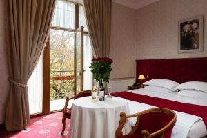 Postel nebo postele na pokoji v ubytování Chopin Hotel + 37 fotografií