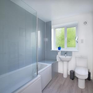 Bathroom sa Air Host and Stay - Thomson House - Sleeps 4 2 mins walk from Stockport train station and town centre