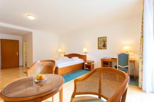 莫里茨堡的住宿－楚而夫瓦爾德旅館，酒店客房带一张床、一张桌子和椅子