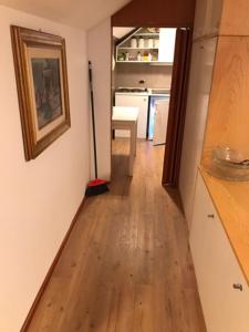 corridoio di una cucina con pavimento in legno massello di Appartamento Cervinia Cielo Alto direttamente sulle piste a Breuil-Cervinia