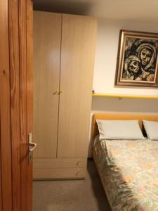 una camera con un letto e un armadio di Appartamento Cervinia Cielo Alto direttamente sulle piste a Breuil-Cervinia
