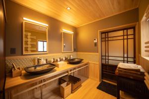 飞鸟BRANCHERA VILLA ASUKA - Accommodation Registered as a National Tangible Cultural Property的带两个水槽和一面镜子的浴室