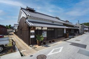 飞鸟BRANCHERA VILLA ASUKA - Accommodation Registered as a National Tangible Cultural Property的街道边的一栋建筑