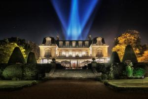 Domaine les Crayères في رانس: صوره لمبنى به ضوء ازرق