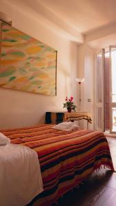 1 dormitorio con 1 cama y una pintura en la pared en Casa ParticulART, en Roma
