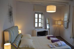 een slaapkamer met een bed met twee knuffels erop bij Villa Byzantino in Lefkes