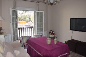 シエラネバダにあるIMEDA ESTUDIO DORNAJOのリビングルーム(紫のテーブルクロス付きのテーブル付)