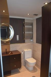 シエラネバダにあるIMEDA ESTUDIO DORNAJOのトイレと洗面台のあるバスルーム +10枚の写真