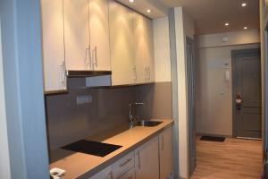 シエラネバダにあるIMEDA ESTUDIO DORNAJOの白いキャビネットとシンクのあるキッチン