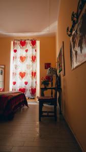 ローマにあるCasa Particular 25Roomsのベッドルーム1室(バラのカーテン付)