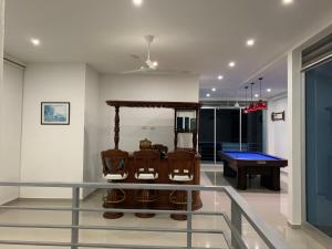 a room with a ping pong table and a pool table at Hermosa Villa de Descanso in Carmen de Apicalá