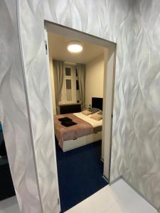 Tempat tidur dalam kamar di Apartamenty Planeta
