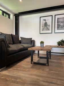 ein Wohnzimmer mit einem Sofa und einem Couchtisch in der Unterkunft Booking Urban at Halstead in Halstead