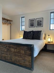 1 dormitorio con 1 cama grande y cabecero de madera en Booking Urban at Halstead, en Halstead