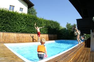 dos niños jugando en una piscina en Hotel Eggerwirt, en Söll