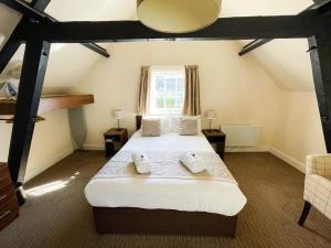 um quarto com 2 camas e uma janela em The Star and Garter Hotel em Andover