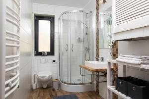 Kúpeľňa v ubytovaní APARTAMENT SKANDYNAWSKI 2-poziomowy SAUNA JACUZZI