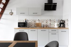 Kuchyňa alebo kuchynka v ubytovaní APARTAMENT SKANDYNAWSKI 2-poziomowy SAUNA JACUZZI