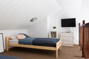 Posteľ alebo postele v izbe v ubytovaní APARTAMENT SKANDYNAWSKI 2-poziomowy SAUNA JACUZZI