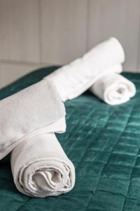 Posteľ alebo postele v izbe v ubytovaní APARTAMENT SKANDYNAWSKI 2-poziomowy SAUNA JACUZZI