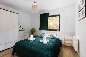 Posteľ alebo postele v izbe v ubytovaní APARTAMENT SKANDYNAWSKI 2-poziomowy SAUNA JACUZZI
