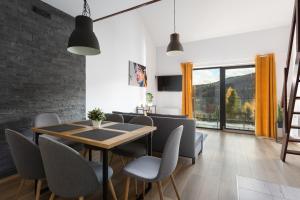Televízia a/alebo spoločenská miestnosť v ubytovaní APARTAMENT SKANDYNAWSKI 2-poziomowy SAUNA JACUZZI