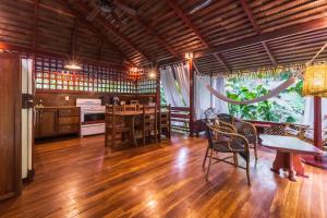 a kitchen and dining room with a table and chairs at Namuwoki Lodge in Puerto Viejo