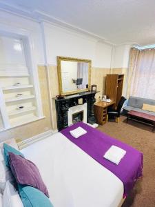 1 dormitorio con 1 cama grande y chimenea en Trivelles Park Hotel, en Preston