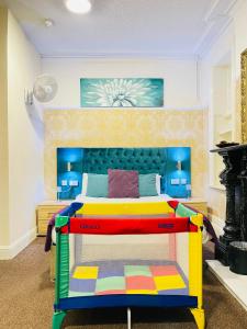 Trivelles Park Hotel في بريستون: غرفة نوم مع سرير lego في غرفة