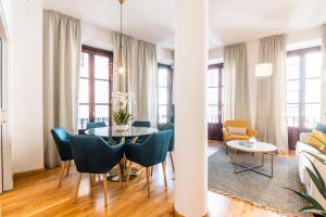 a dining room with a table and chairs at tuGuest Isabel la Catolica Apartment in Granada