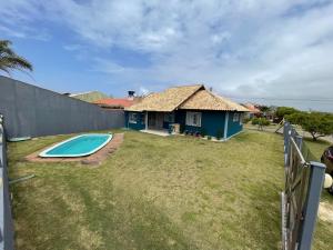 uma casa com piscina num quintal em Casa Família Sander em Imbé