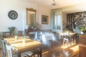 Edouard & Louise - Chambres d'hôtes的休息区