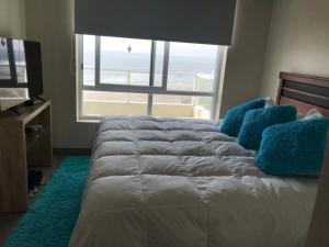une chambre avec un lit avec vue sur l'océan dans l'établissement Departamento La Serena, Laguna del Mar, Vista Privilegiada, à La Serena 35 autres photos