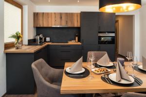A kitchen or kitchenette at Serfaus Alpensuites