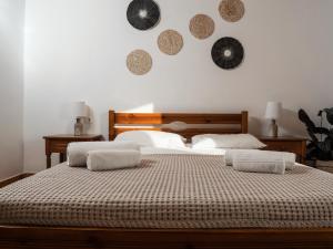 Un pat sau paturi într-o cameră la Kaloudis family