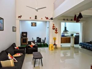 ein Wohnzimmer mit einem Sofa und einem Esszimmer in der Unterkunft Villa 51 in Bikaner