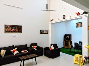 ein Wohnzimmer mit einem Sofa und einem Tisch in der Unterkunft Villa 51 in Bikaner