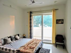 1 dormitorio con cama y ventana grande en Villa 51, en Bikaner