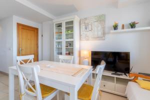 Televízia a/alebo spoločenská miestnosť v ubytovaní Altea Villa Buraux , Apartamento con vistas al mar & parking en el corazón del casco viejo de Altea