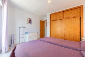 Posteľ alebo postele v izbe v ubytovaní Altea Villa Buraux , Apartamento con vistas al mar & parking en el corazón del casco viejo de Altea