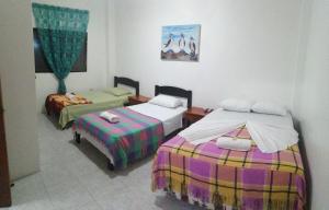 Postel nebo postele na pokoji v ubytování Hostal La Casa de Luis