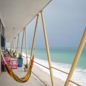 un balcón con hamaca y vistas a la playa en Punta Malibu, en Nueva Gorgona