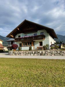 ein Haus mit einer Steinmauer davor in der Unterkunft Ferienwohnung Renate Hubner in Gosau