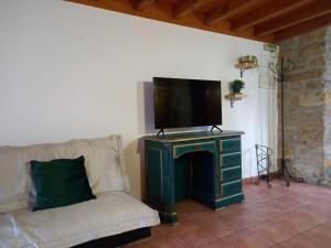 a living room with a couch and a flat screen tv at Errotazar apartamento rural K in Alsasua