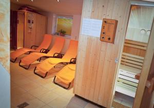 una fila de sillas en una sala de espera en Pension Fundus, en Pfunds