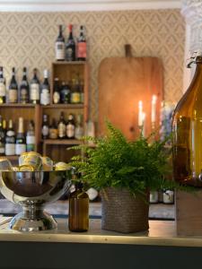 a counter with a bowl and a bottle of wine at Gästisbacken in Alfta