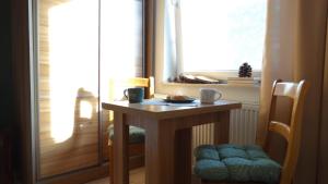 a small table in a room with a window at Tawerna-Stawiska in Garbatka-Letnisko